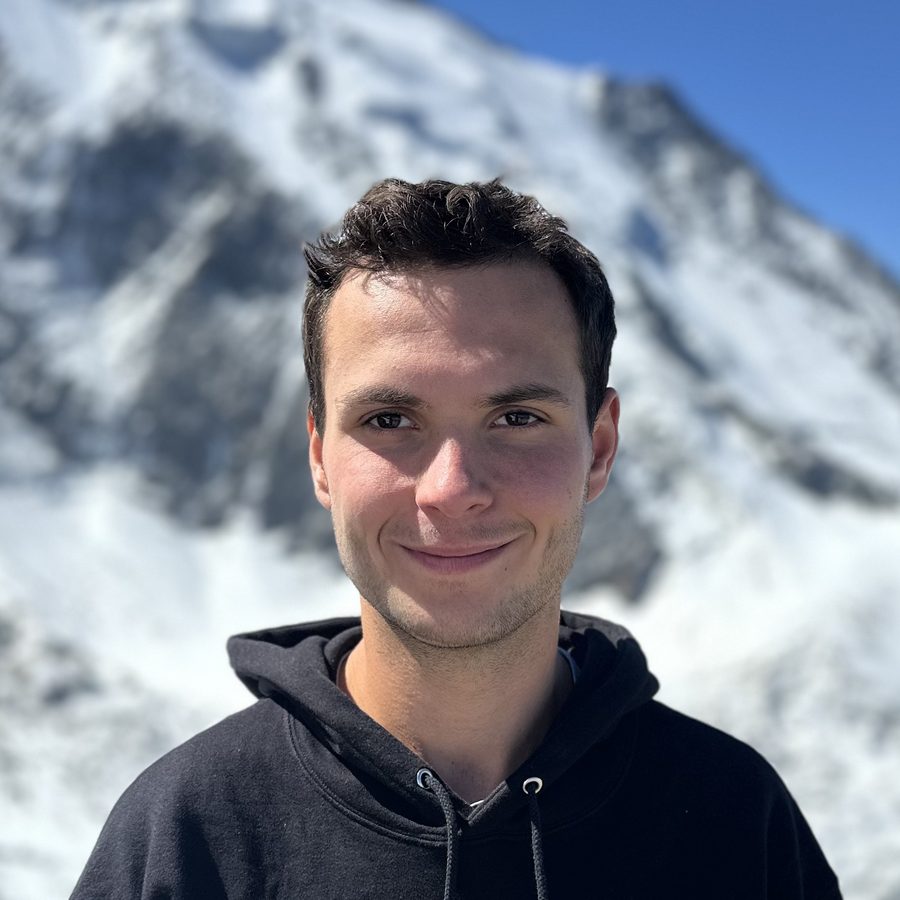 Nathan Vidonne, créateur de Vyalo et Realmark, devant un massif enneigé à Annecy